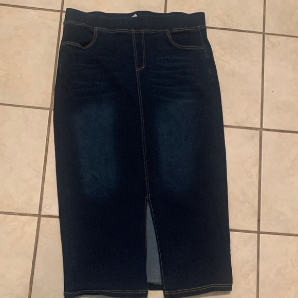 💙💙💙DARK BLUE PLUS SIZE STRETCHY DENIM PULL ON SKIRT WITH SEXY FRONT WALK PLEAT💙💙 - Picture 1 of 5